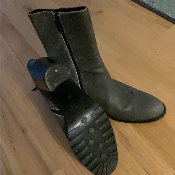 Women’s GUESS boots, size 7 1/2 - Picture 3 of 5